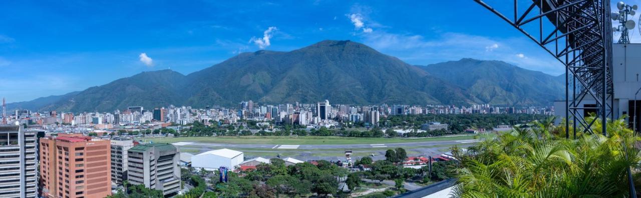 Eurobuilding Hotel & Suites Caracas Kültér fotó View of the airport runway