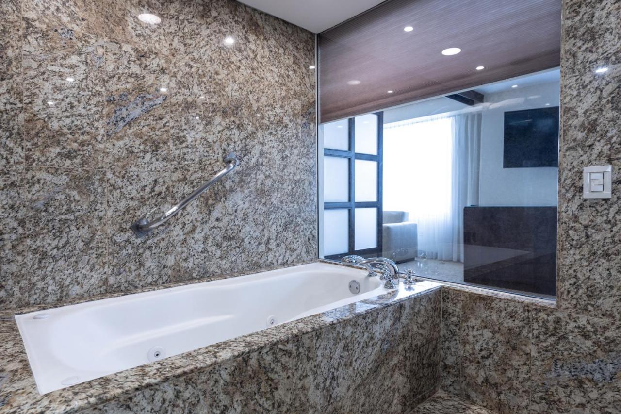 Eurobuilding Hotel & Suites Caracas Kültér fotó Granite bathroom