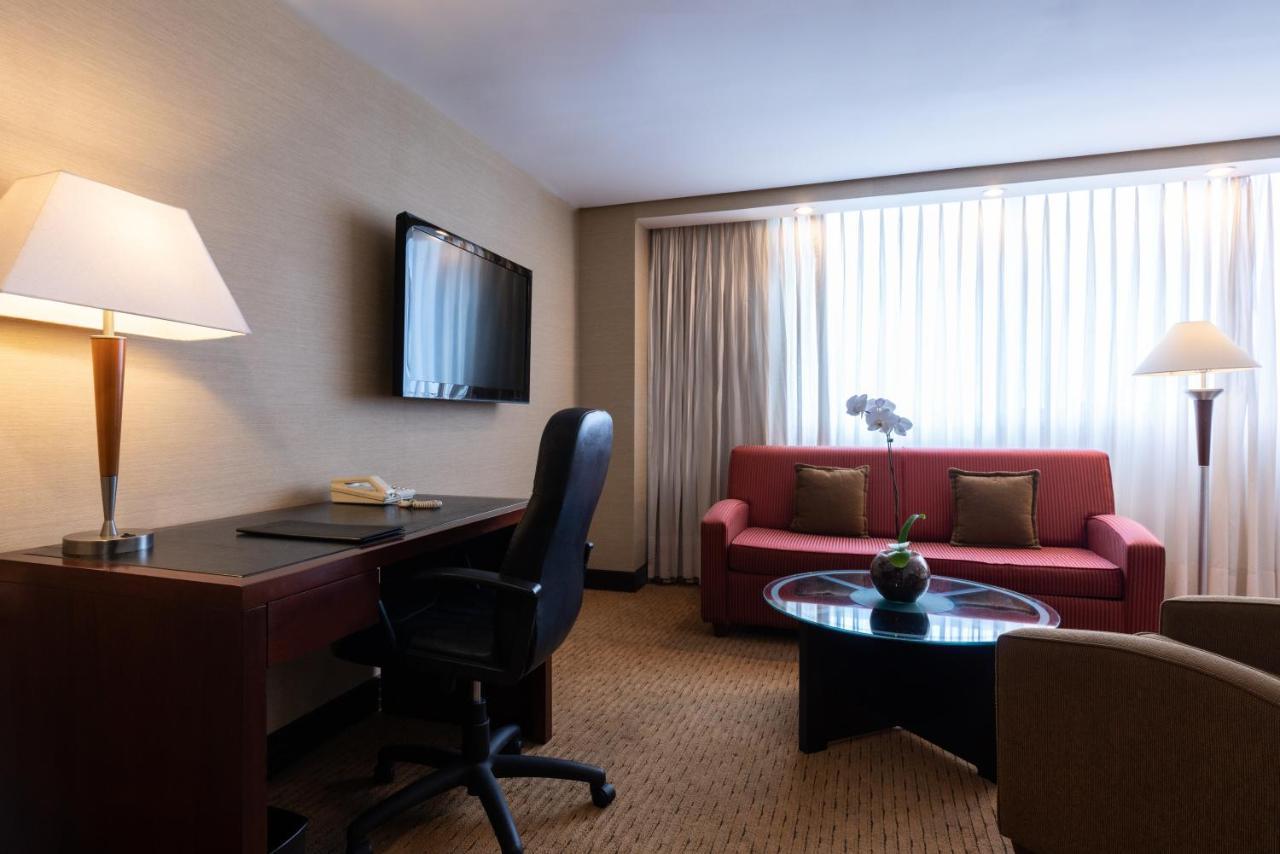 Eurobuilding Hotel & Suites Caracas Kültér fotó A suite at the Renaissance Boston Harborview Hotel