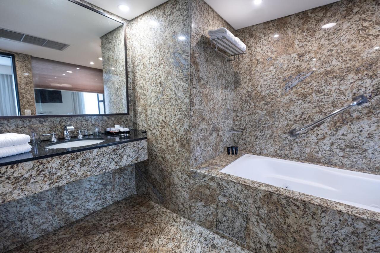 Eurobuilding Hotel & Suites Caracas Kültér fotó Granite bathroom