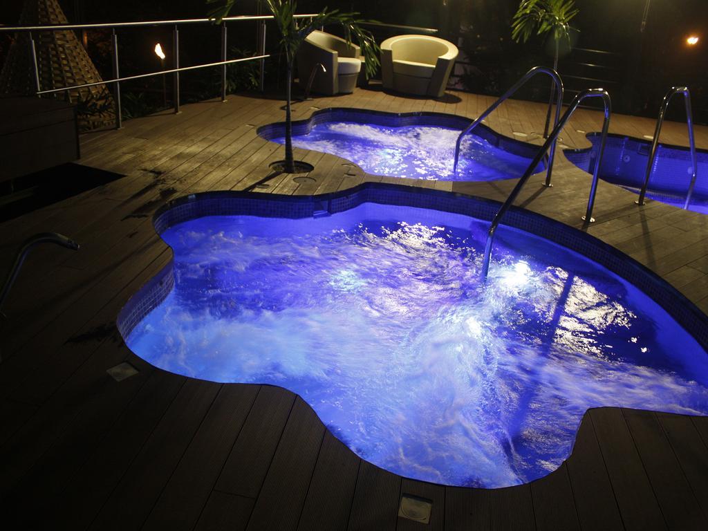 Eurobuilding Hotel & Suites Caracas Kültér fotó A rooftop pool at night