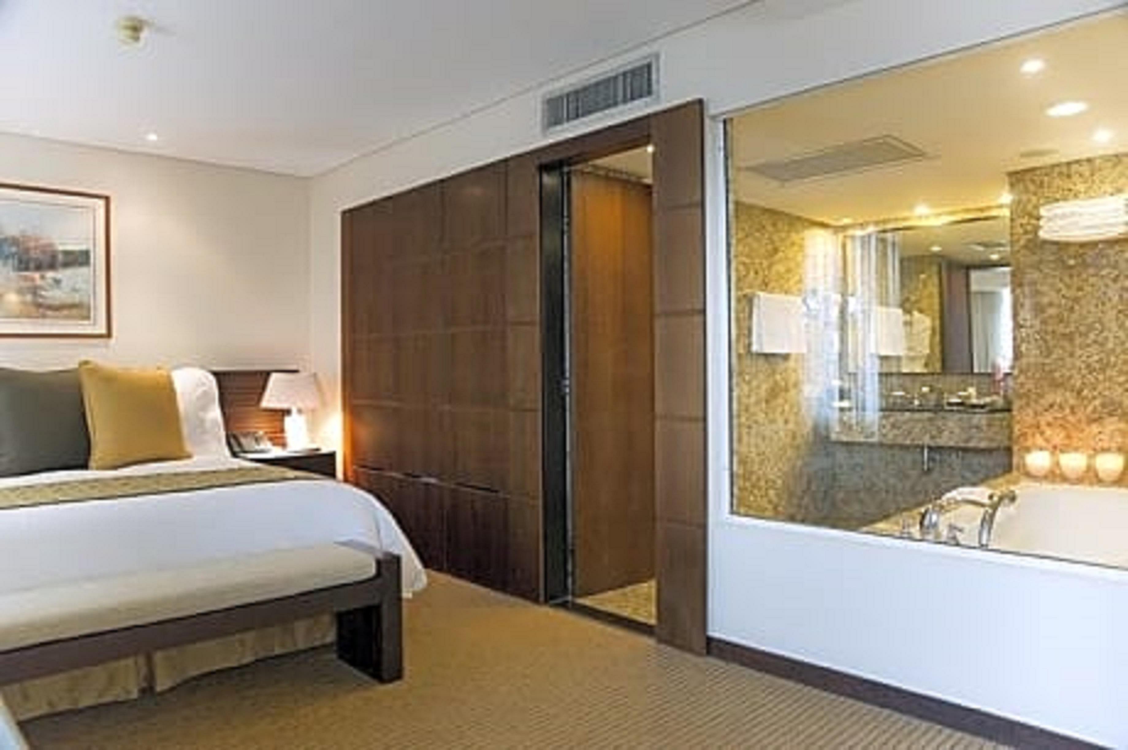 Eurobuilding Hotel & Suites Caracas Kültér fotó A room at the hotel