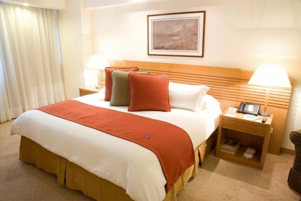 Eurobuilding Hotel & Suites Caracas Kültér fotó A bed with a bed runner