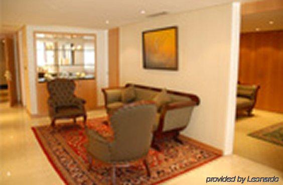 Eurobuilding Hotel & Suites Caracas Szoba fotó A living room in a typical condominium
