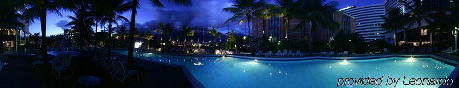 Eurobuilding Hotel & Suites Caracas Létesítmények fotó The pool at the Sheraton Resort at night