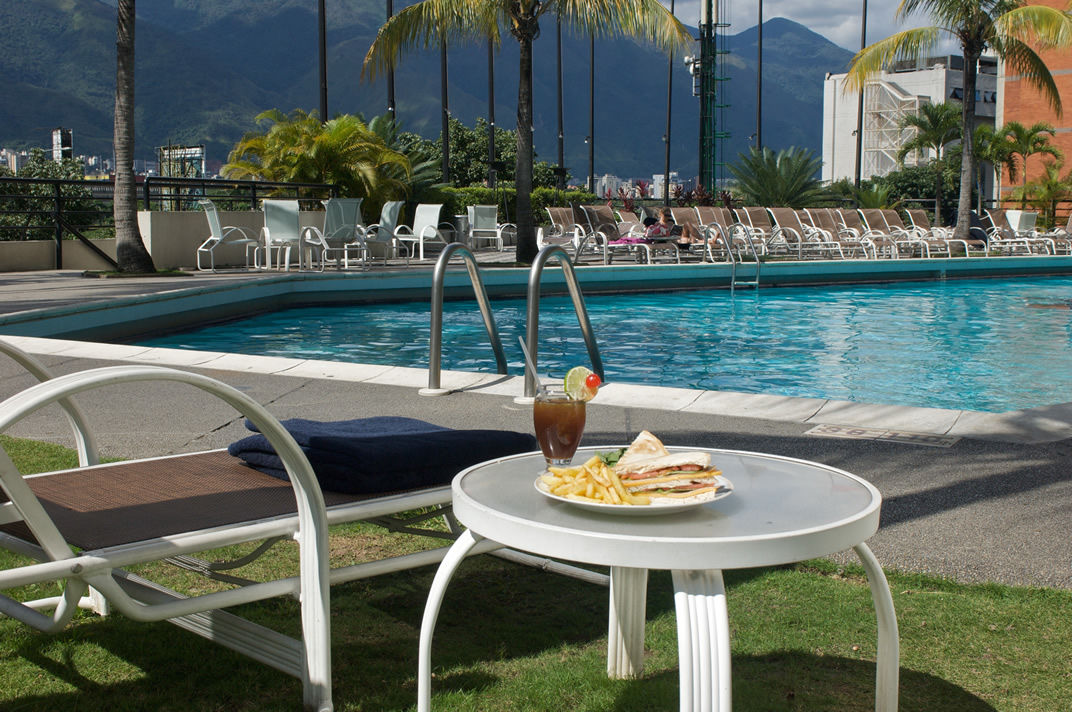 Eurobuilding Hotel & Suites Caracas Kültér fotó Hotel's pool