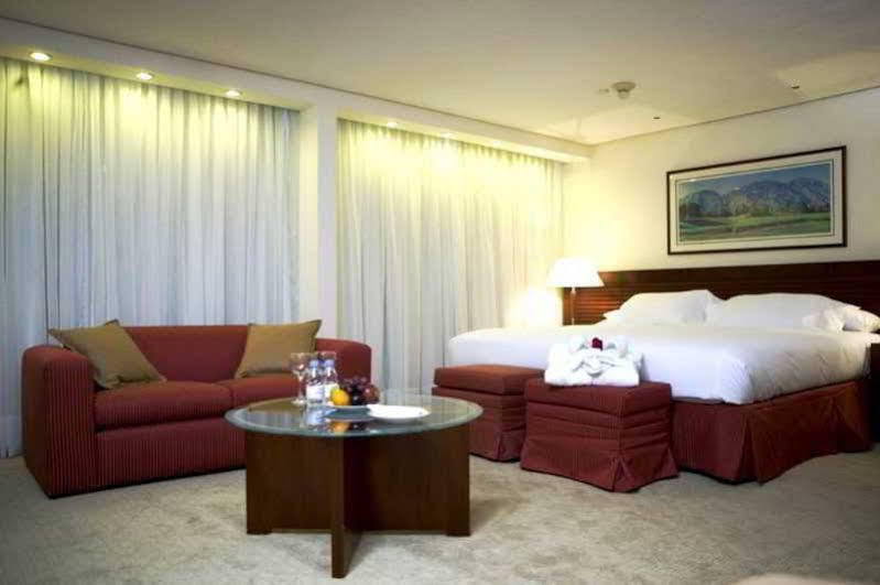 Eurobuilding Hotel & Suites Caracas Kültér fotó A room at the hotel